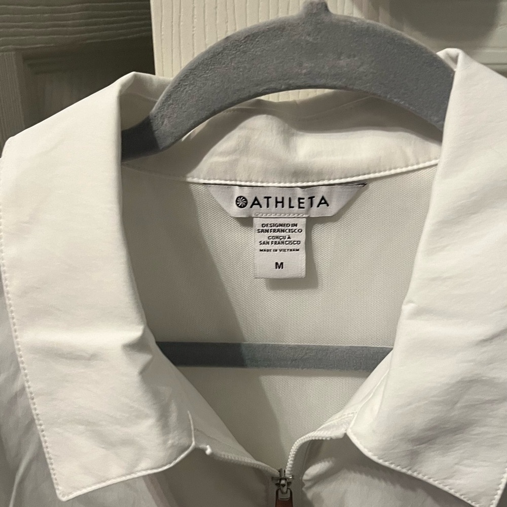 New with tags athletic size medium white blouse cinched at waist